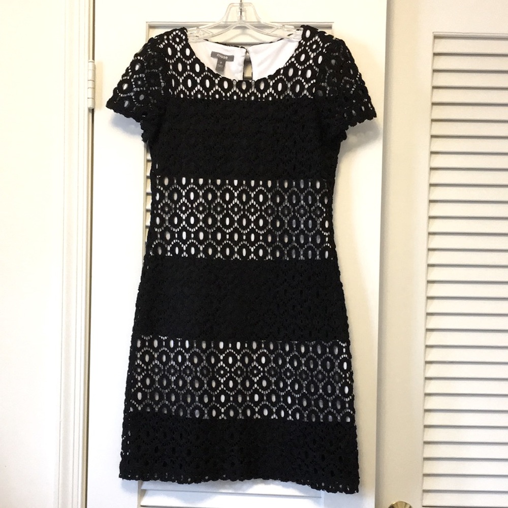 Muse Short Sleeve Black & White Crocheted Cocktail Dress Size 2